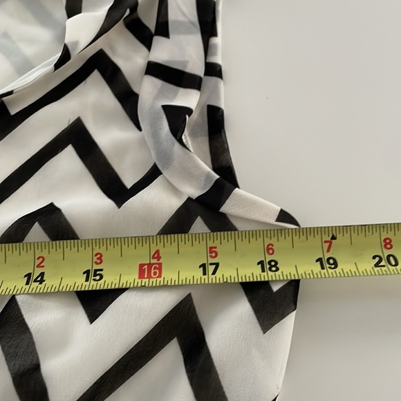 M Guess zig zag Black and White dress with pockets and front zip - Picture 11 of 13